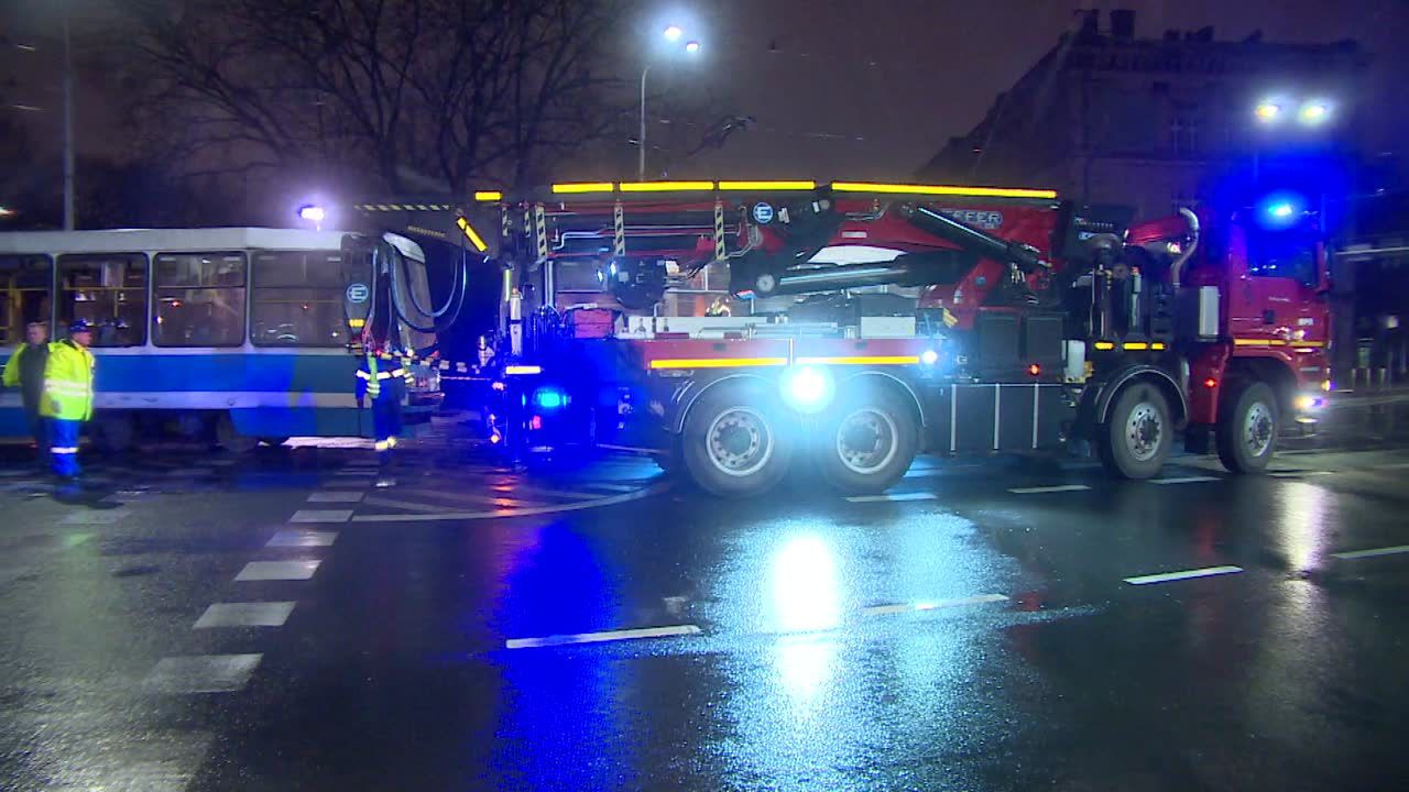 We Wrocławiu zderzyły się dwa tramwaje. 11 osób odniosło obrażenia, najmocniej ucierpiał motorniczy