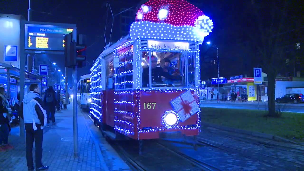 Świąteczny tramwaj na ulicach Krakowa