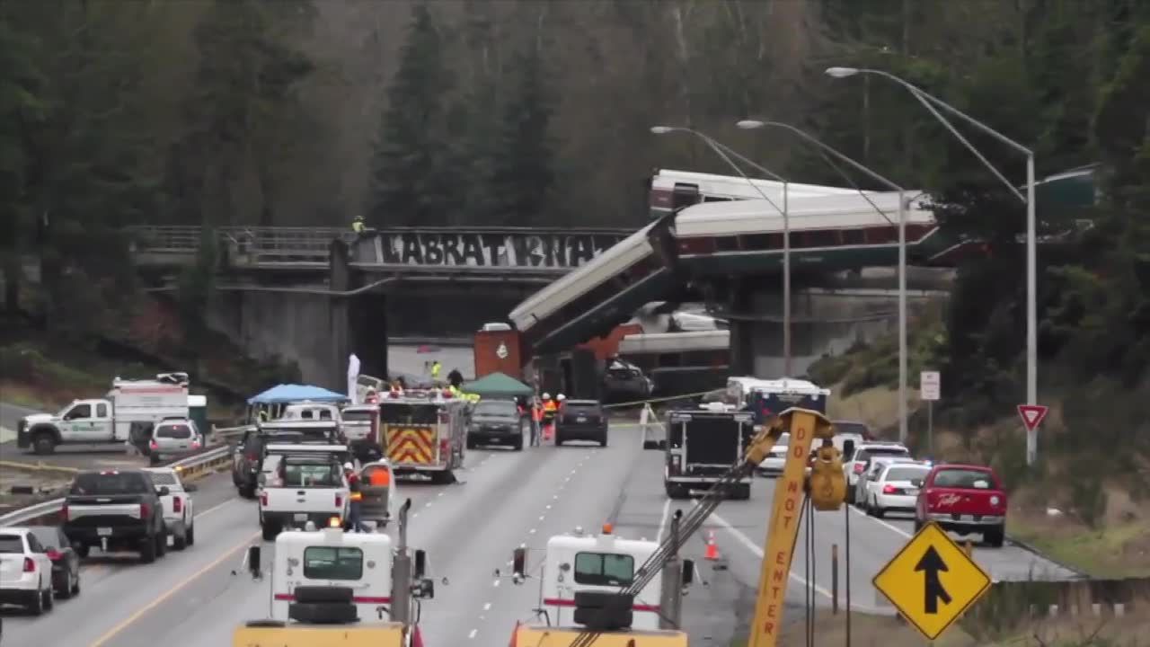 Pociąg spadł z wiaduktu na autostradę. Co najmniej trzy osoby zginęły, a około 100 zostało rannych w wypadku kolejowym w USA