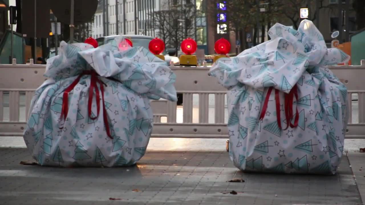 Na jarmarku świątecznym w Bochum stanęły bariery blokujące wjazd. Przypominają wielkie prezenty