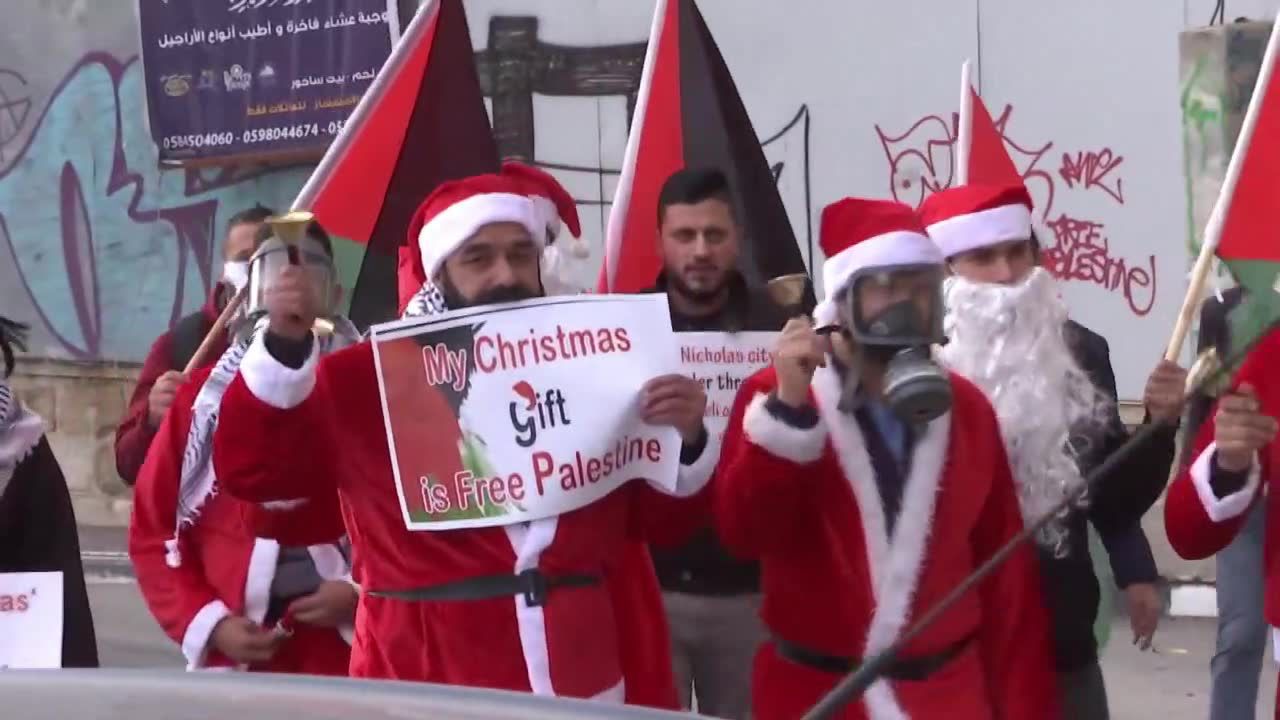 Protest palestyńskich aktywistów w strojach Świętych Mikołajów. Chcą swobodnego dostępu do Betlejem