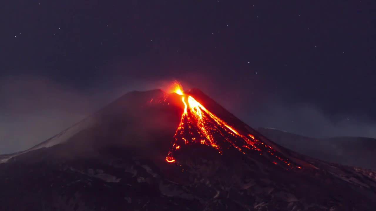 Etna znowu pluje lawą. Widowiskowa nocna erupcja zachwyca turystów, niepokoi mieszkańców Sycylii