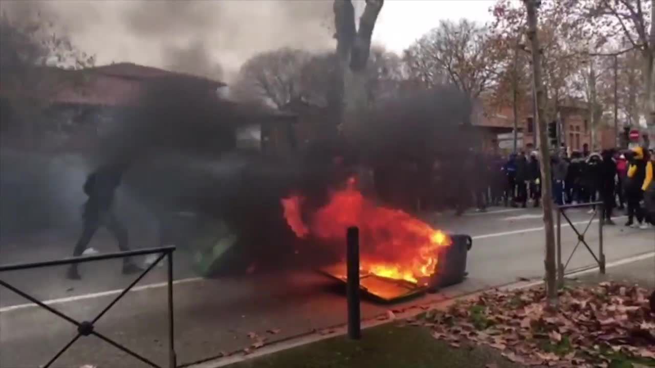 Wandalizm podczas protestów studentów we Francji. Starcia z policją i płonące śmietniki w Tuluzie