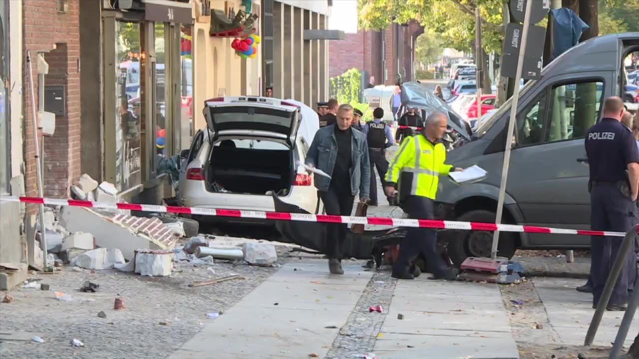 Samochód osobowy wjechał z impetem w kawiarnię w Berlinie. Rannych 5 osób