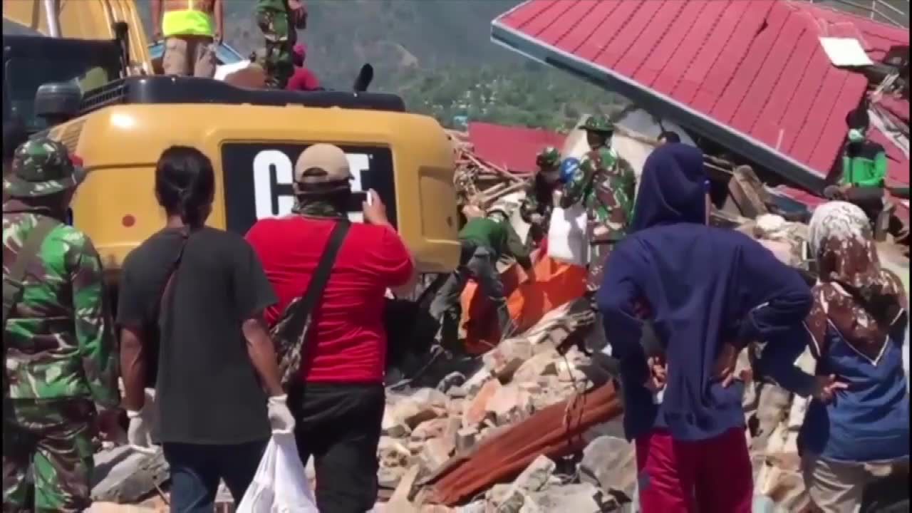 Trwa akcja ratunkowa po trzęsieniu ziemi w Indonezji. Wiadomo już o co najmniej 832 zabitych