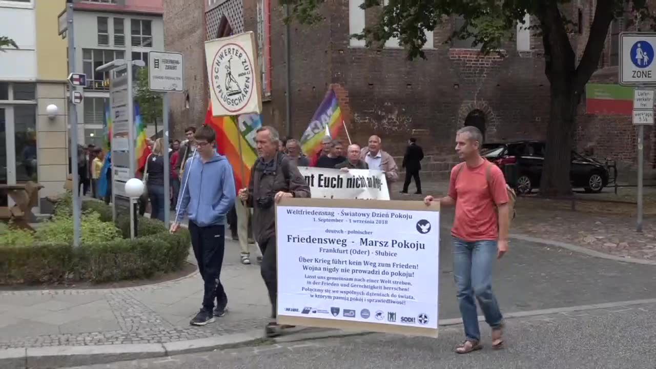 Marsz Pokoju na granicy polsko-niemieckiej. Przemaszerowano przez Słubice i Frankfurt nad Odrą