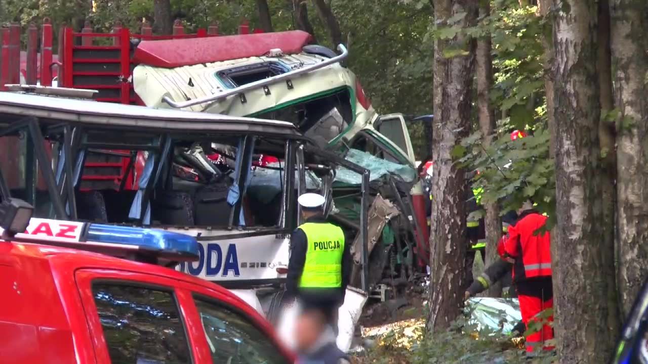 Autobus szkolny zderzył się z ciężarówką pod Ostródą. Dwie osoby nie żyją