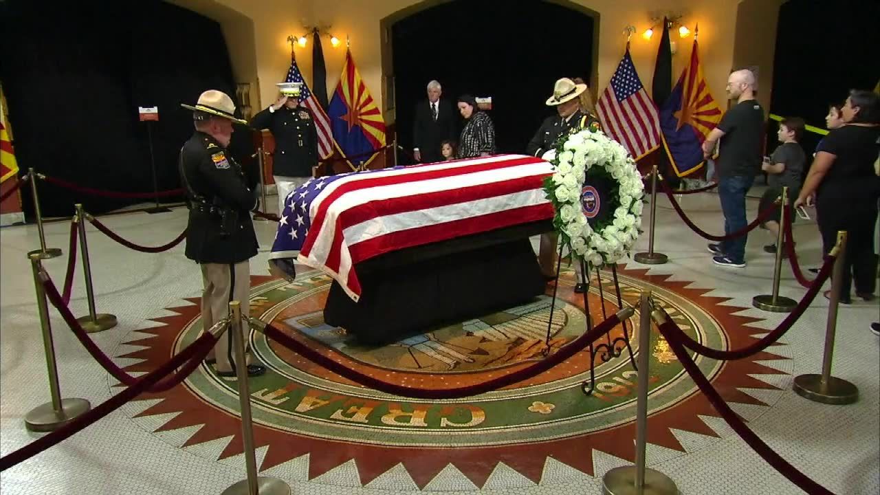 Ciało Johna McCaina wystawione w Arizonie. Obywatele oddają hołd zmarłemu senatorowi