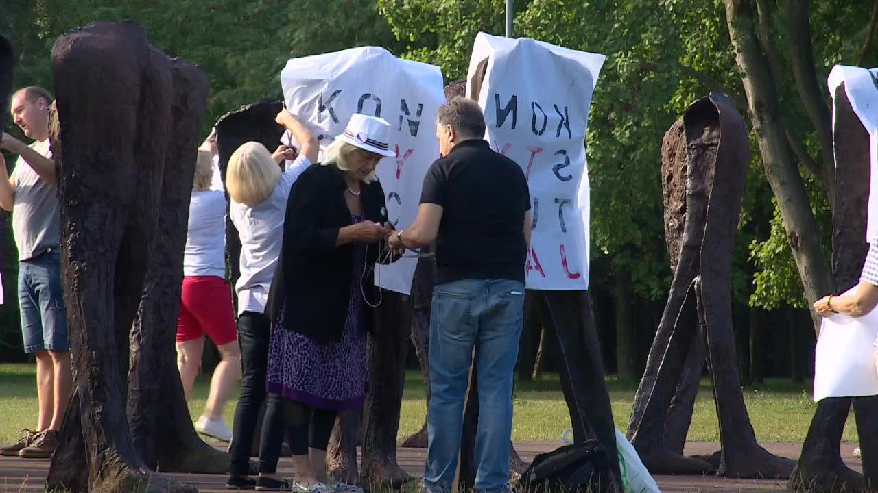 Koszulki z napisem “konstytucja” na rzeźbach M. Abakanowicz. Happening KOD na poznańskiej Cytadeli