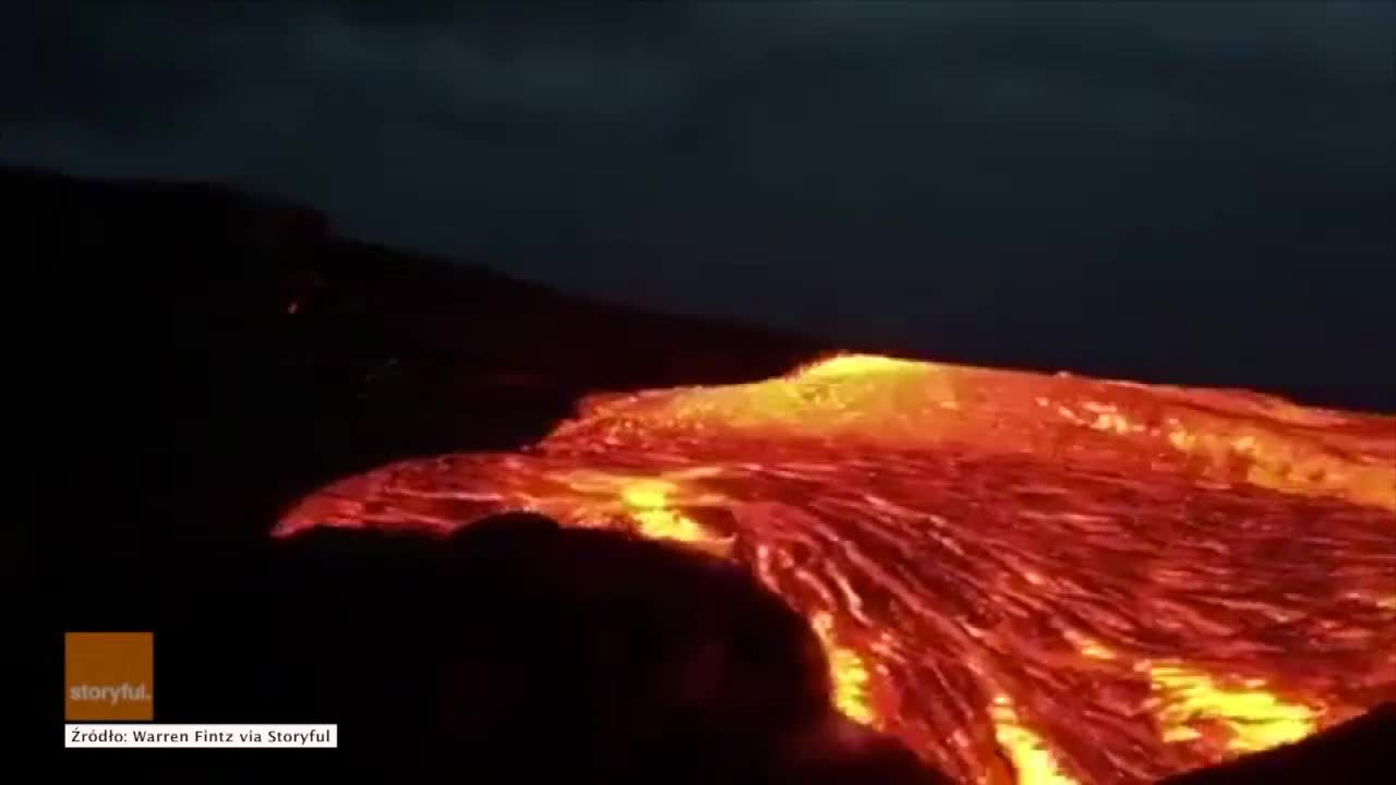 Lawa nagrana z bliska. Kilauea strzela na kilkadziesiąt metrów w górę