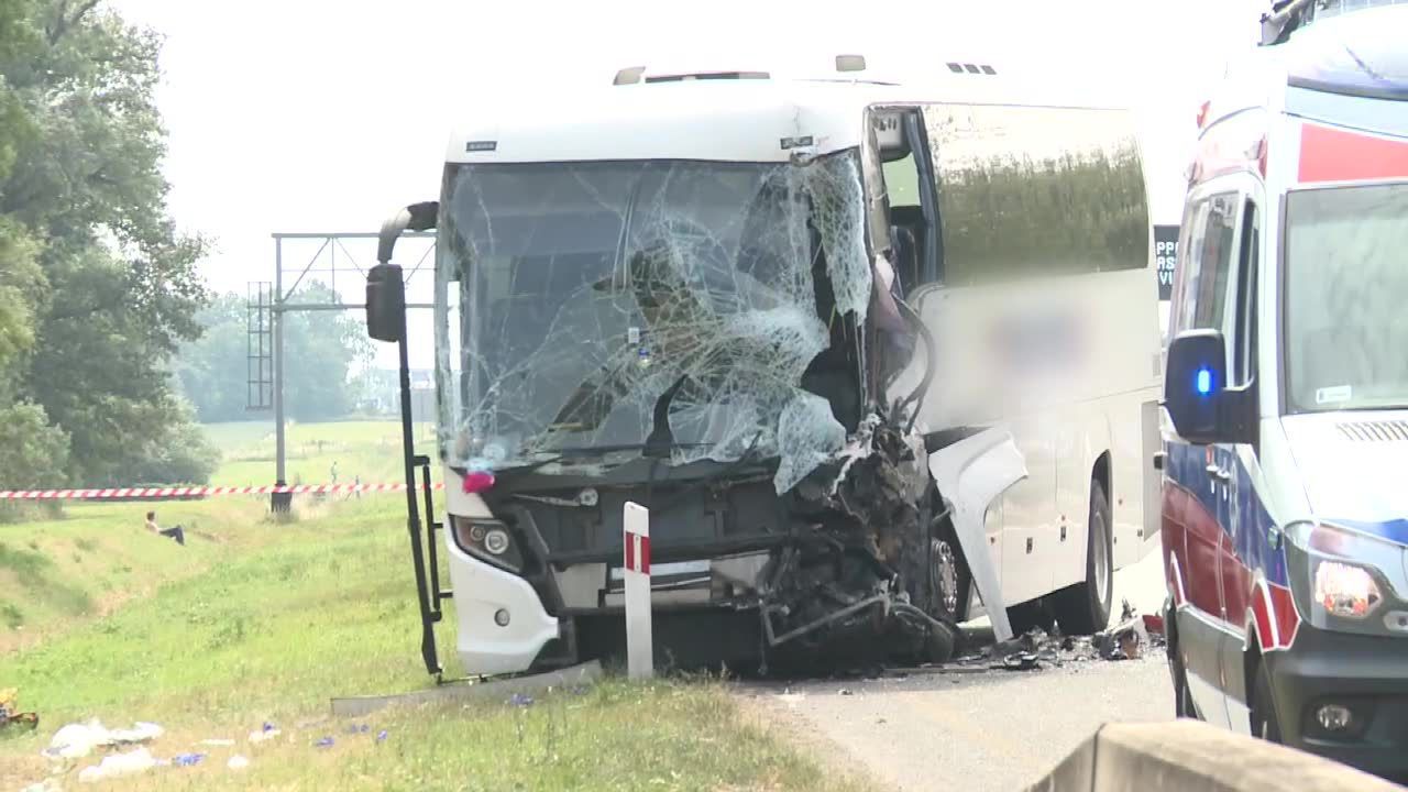 Groźny wypadek na A4. Autobus z dziećmi uderzył w tył ciężarówki