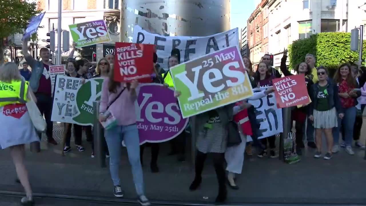 Irlandczycy głosują w referendum w sprawie zmiany prawa aborcyjnego. Jeszcze wczoraj protestowali na ulicach Dublina