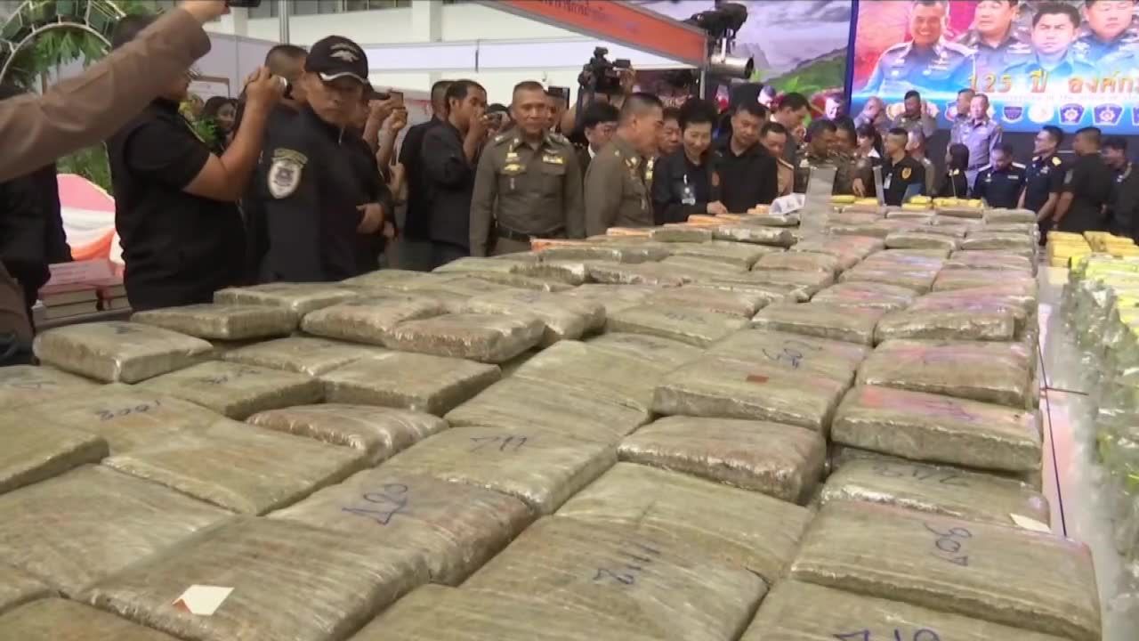 15 metrowy stół, a na nim skonfiskowane narkotyki warte 29 mln dolarów.