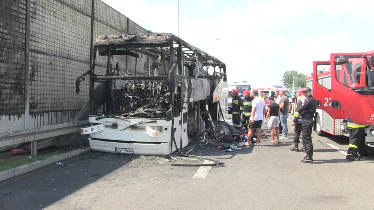 Spłonął autobus, którym podróżowało 21 osób. Sześć z nich trafiło do szpitala