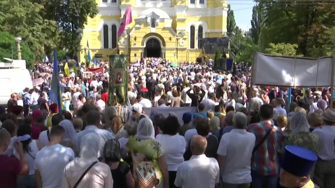 1030. rocznica chrztu Rusi Kijowskiej na Ukrainie. Ponad 65 tys. wiernych uczestniczyło w procesji w Kijowie