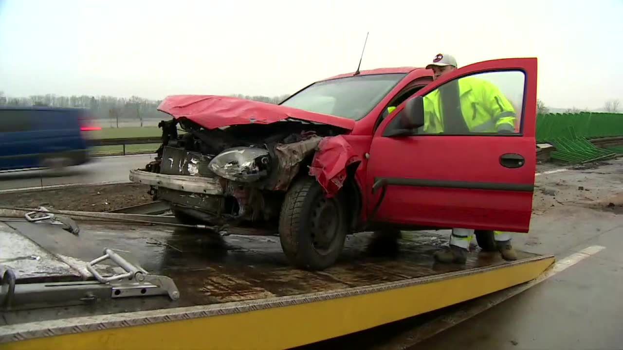 Karambol na A4. Zderzenie dwóch ciężarówek i dwóch osobówek