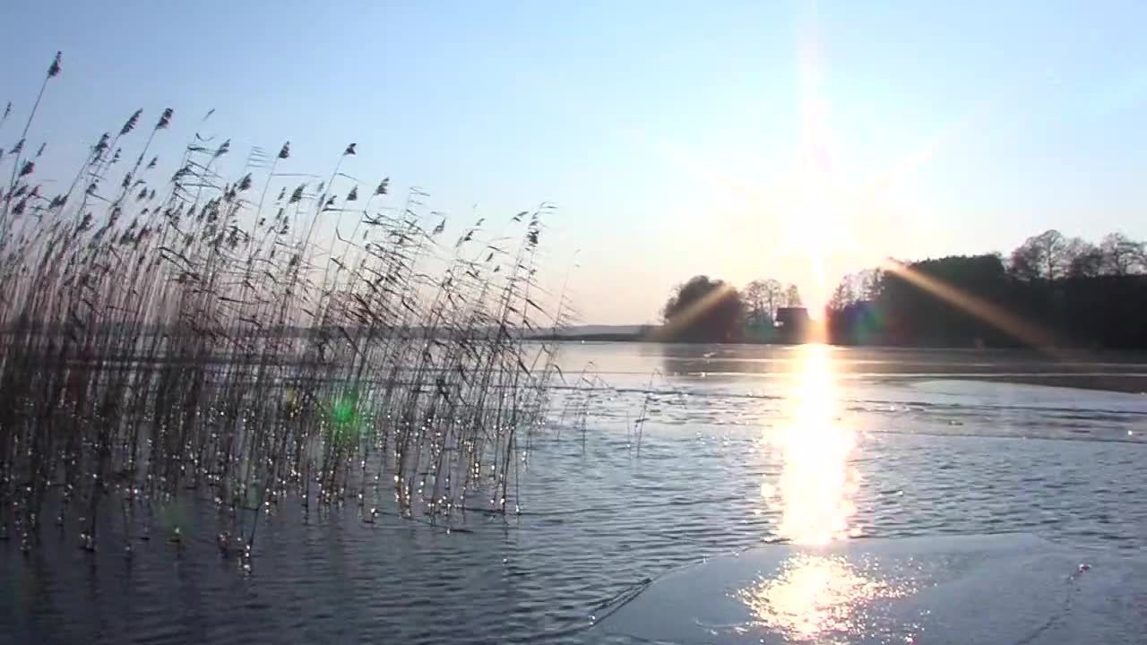 Wędkarze dryfowali na krze. Akcja ratunkowa na jeziorze koło Chojnic