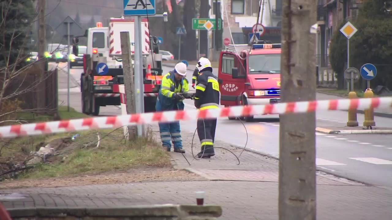 Chcieli pomóc kobiecie, która się przewróciła, a spowodowali karambol. Seria niefortunnych zdarzeń koło Oświęcimia