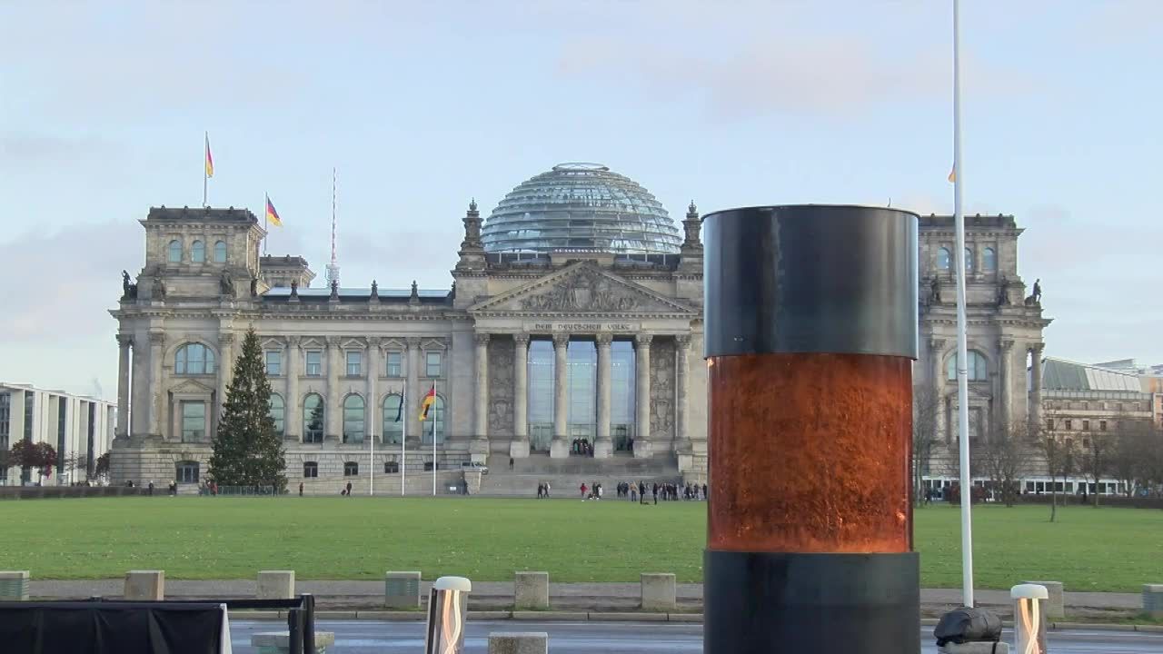 Pomnik z rzekomymi prochami ofiar holokaustu przed Reichstagiem. Ma ostrzegać przed współpracą z AfD