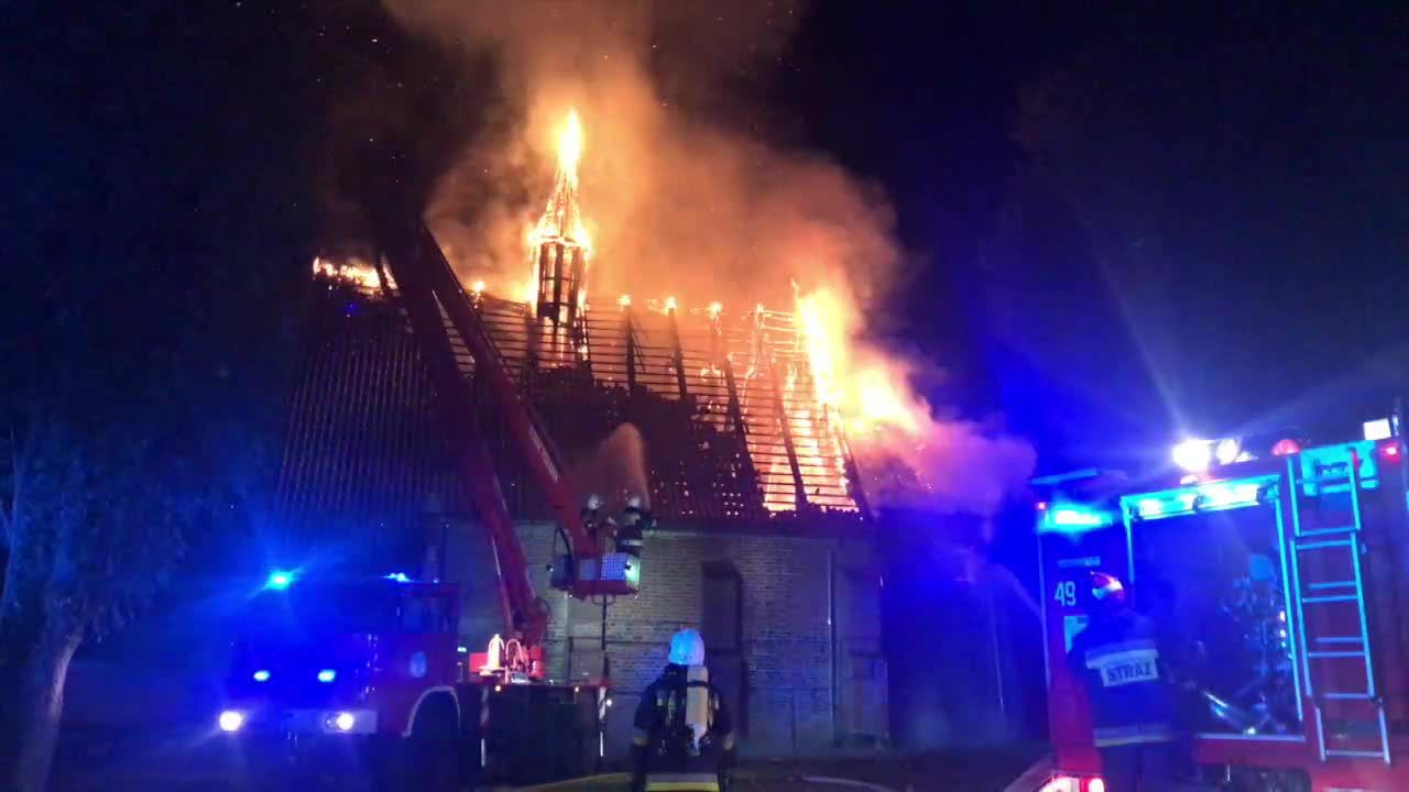 Pożar zabytkowego kościoła w Orłowie. Zniszczeniu uległa znaczna część dachu