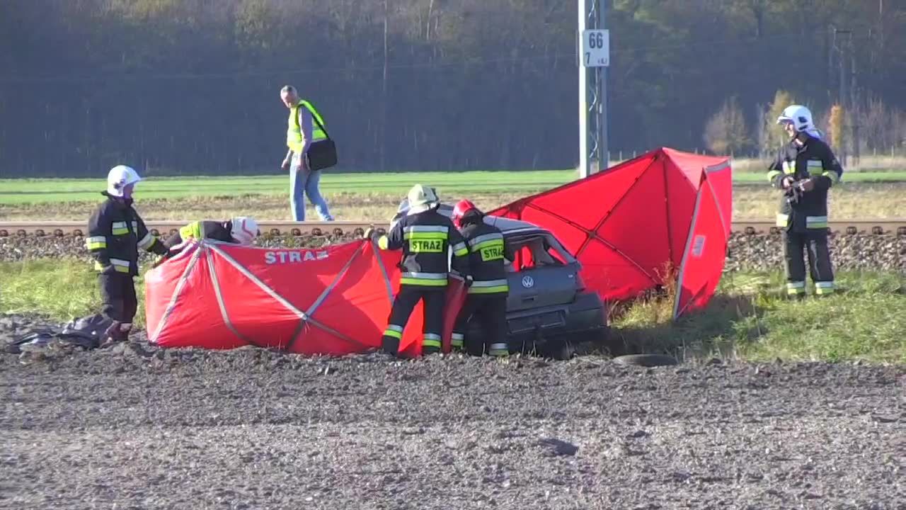 Tragiczny wypadek na niestrzeżonym przejeździe kolejowym w Opolskiem. Osobówka wjechała pod pociąg