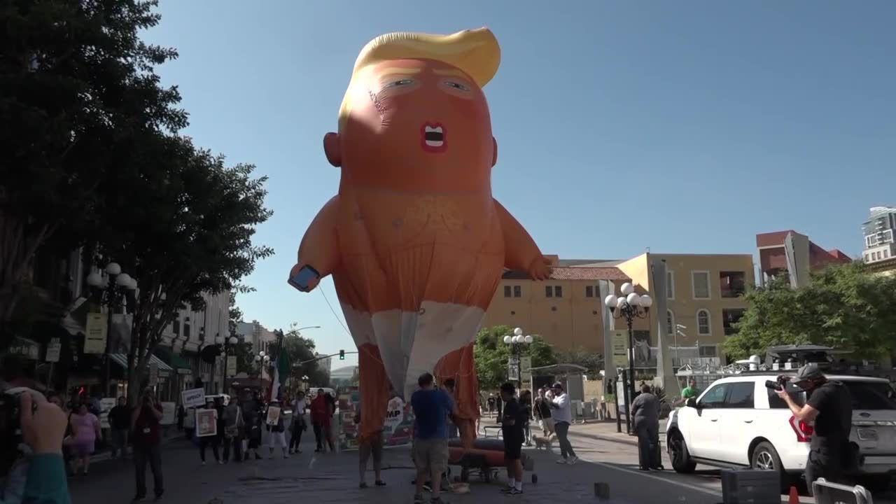 “Prowadzi politykę jak pięciolatek” Ogromny balon D. Trumpa w pieluszce na demonstracji w San Diego