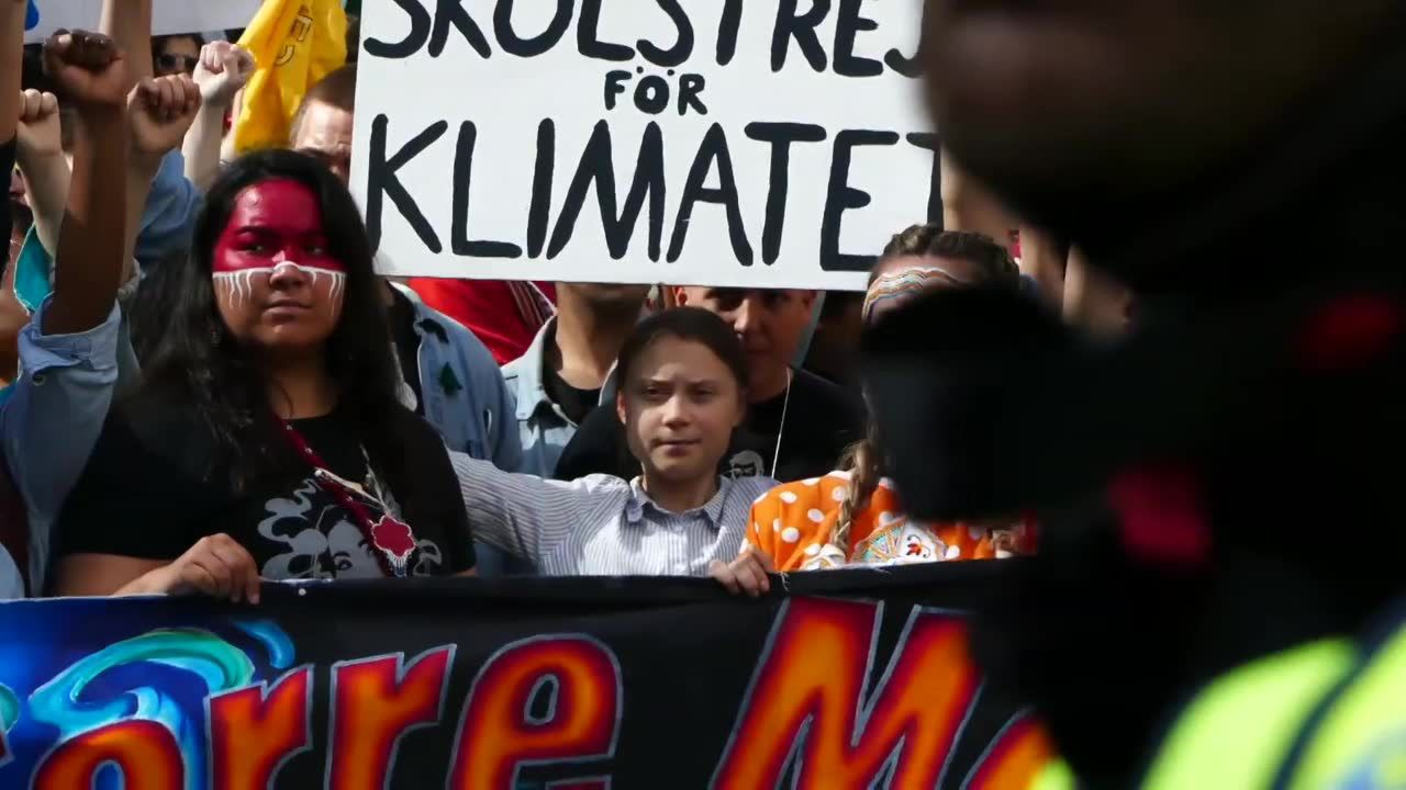 „Nigdy nie przestaniemy walczyć o naszą przyszłość.” Greta Thunberg na marszu klimatycznym w Montrealu, w którym wzięło udział pół miliona ludzi