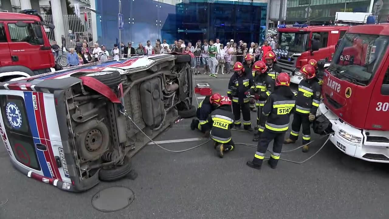 Karetka przewróciła się na bok po zderzeniu z samochodem osobowym. Ratownik medyczny trafił do szpitala