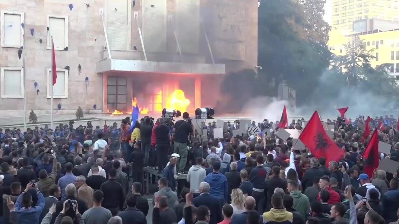 Butelki z benzyną kontra armatki wodne. Kolejne protesty antyrządowe w Tiranie