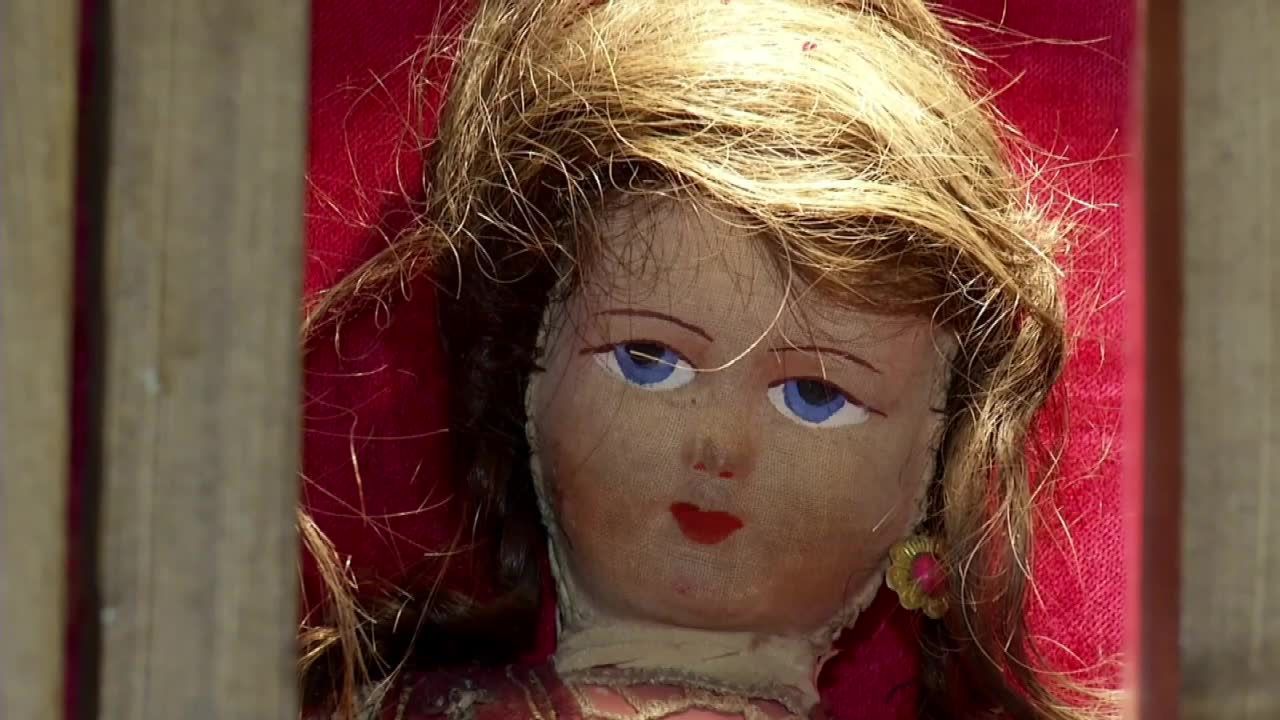 Lalka z włosami ofiary obozu w Auschwitz trafiła na wystawę w muzeum lalek w Turcji