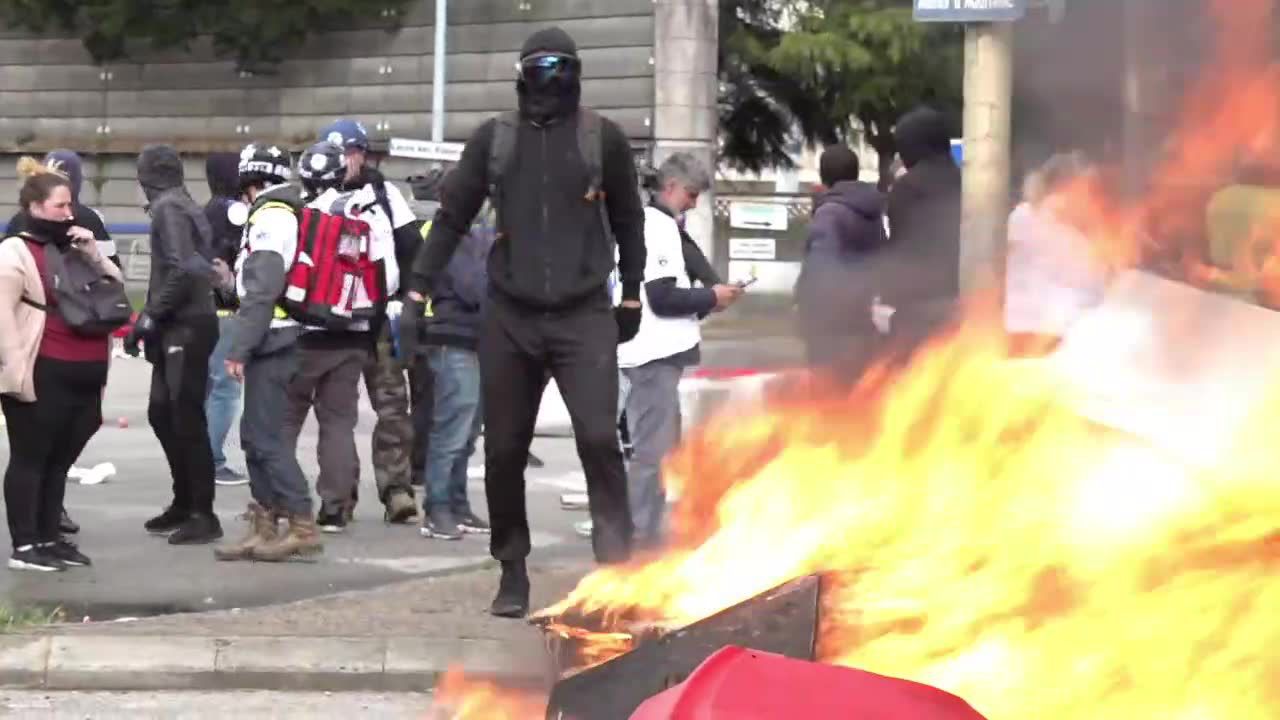 Zamieszki podczas demonstracji “żółtych kamizelek” pod Nantes. Manifestanci podpalali śmietniki i obrzucali policjantów kamieniami