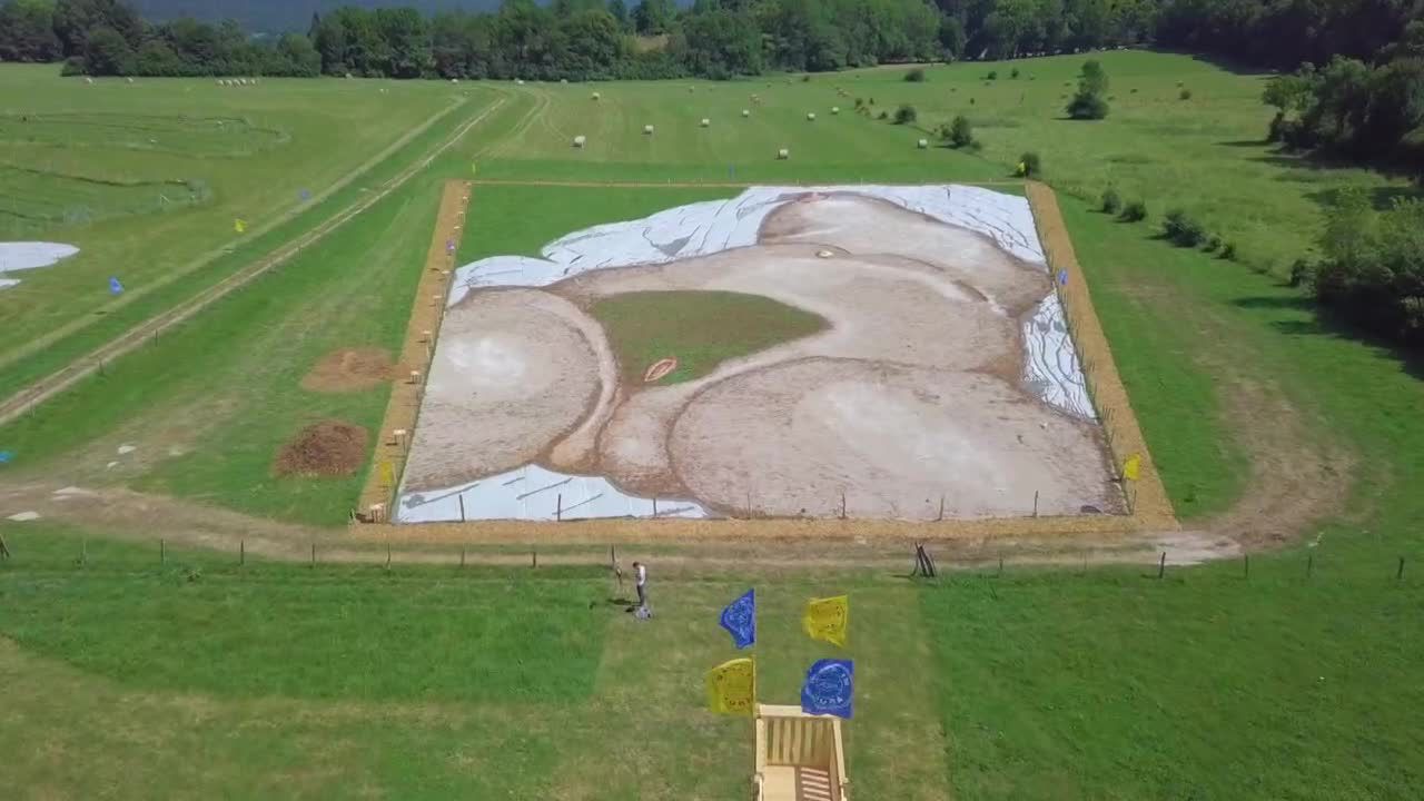 Francuski artysta odtworzył na polu w gigantycznej skali obraz Pochodzenie Świata Gustave’a Courbeta