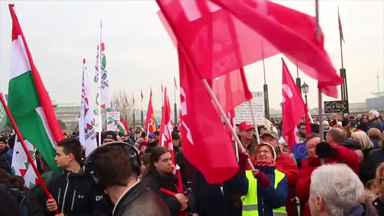 Antyrządowe demonstracje w Budapeszcie. Setki demonstrantów zebrało się pod biurem W. Orbana