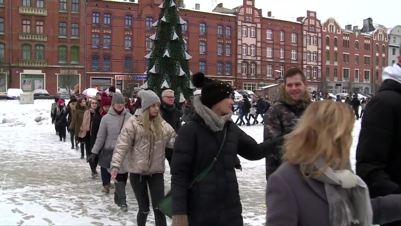 Polonez w centrum Rudy Śląskiej. Maturzyści zatańczyli z wiceprezydentem miasta