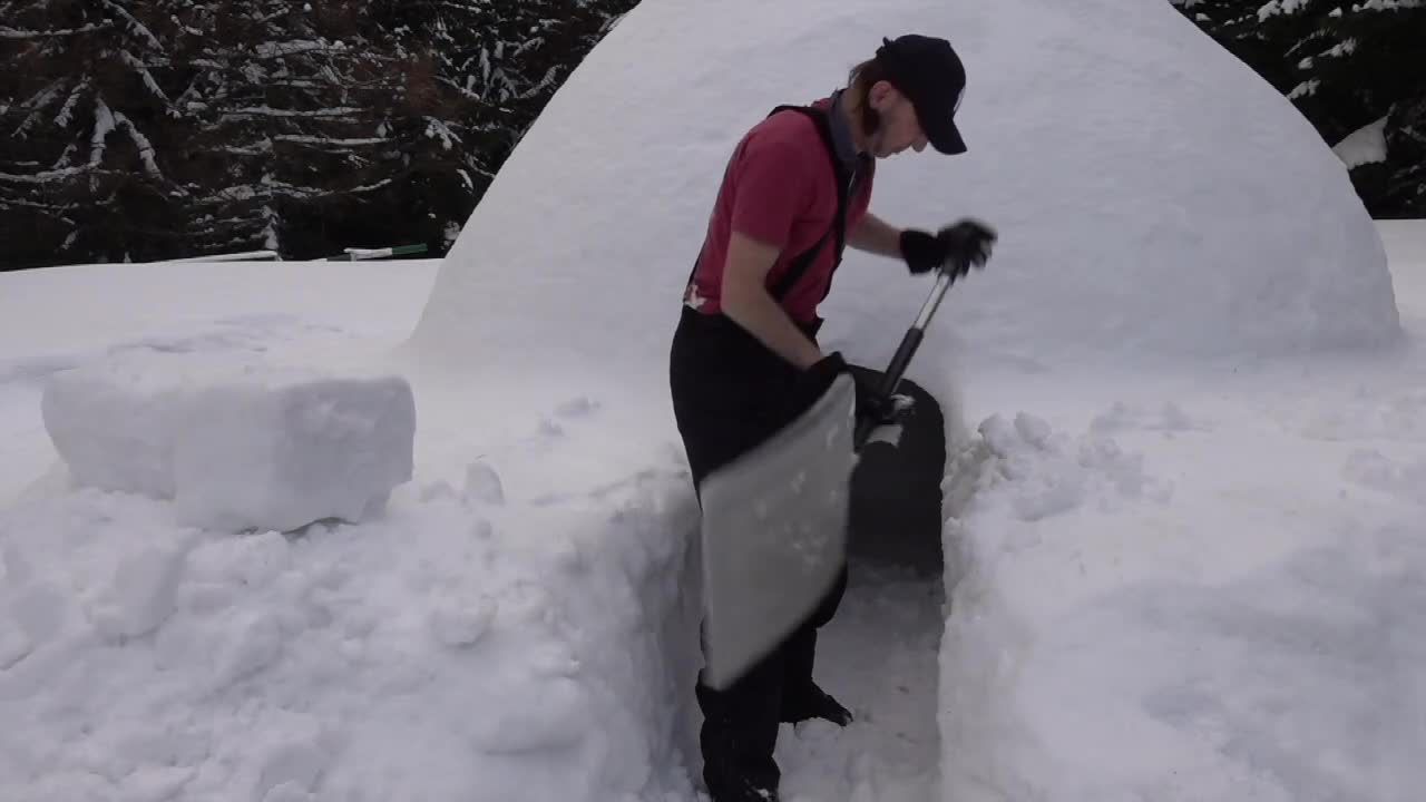 Stolarz z Kowar zdecydował się zbudować… igloo