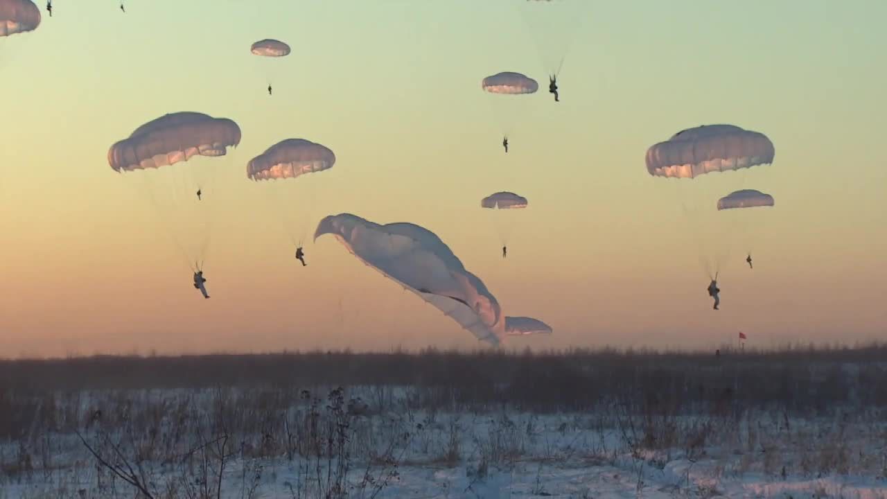 Pierwsze manewry rosyjskich spadochroniarzy w 2019 roku. Symulowali przejęcie lotniska