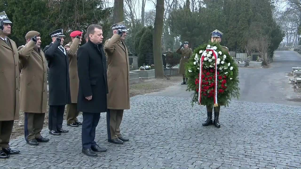 Szef MON złożył wieniec pod pomnikiem Żołnierzy Wyklętych na warszawskich Powązkach