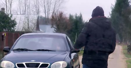 Brutalny morderca wyszedł na wolność. Całą dobę pilnuje go policja