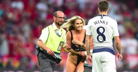 Dezynfekowanie piłki, zakaz plucia i… uprawiania seksu? Premier League rozważa, jak będzie wyglądał powrót zawodników na boiska
