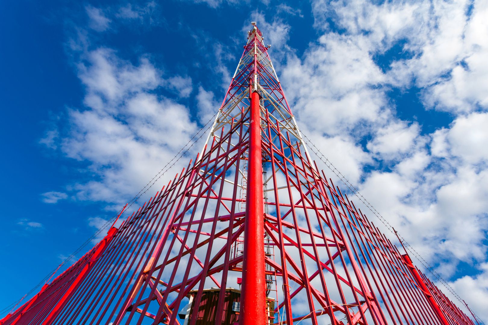 Czy pole elektromagnetyczne sieci 5G szkodzi? Ministerstwo Cyfryzacji będzie to monitorować