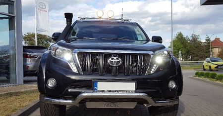 Superterenowa luksusowa Toyota