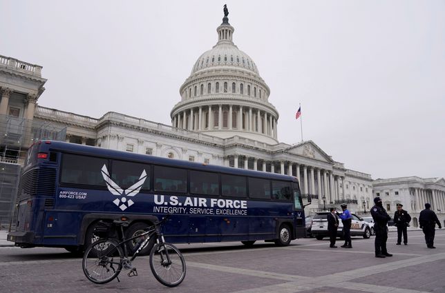 Zdjęcie: Autobus sił powietrznych USA, który miał zawieźć Kongresmanów do bazy Andrews. 