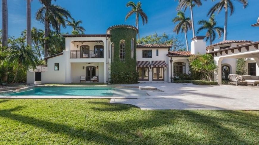 Wystawiono na sprzedaż willę w stylu hiszpańskim, w której stylista mieszkał w Miami Beach