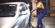 Tak wygląda zderzenie hulajnogi elektrycznej z samochodem. Uważaj, jak jeździsz
