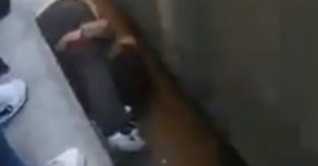 Dziewczynka spadła przed rozpędzony pociąg. Ojciec uratował jej życie