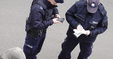 Agresywna kobieta pogryzła policjanta. Grożą jej 3 lata więzienia