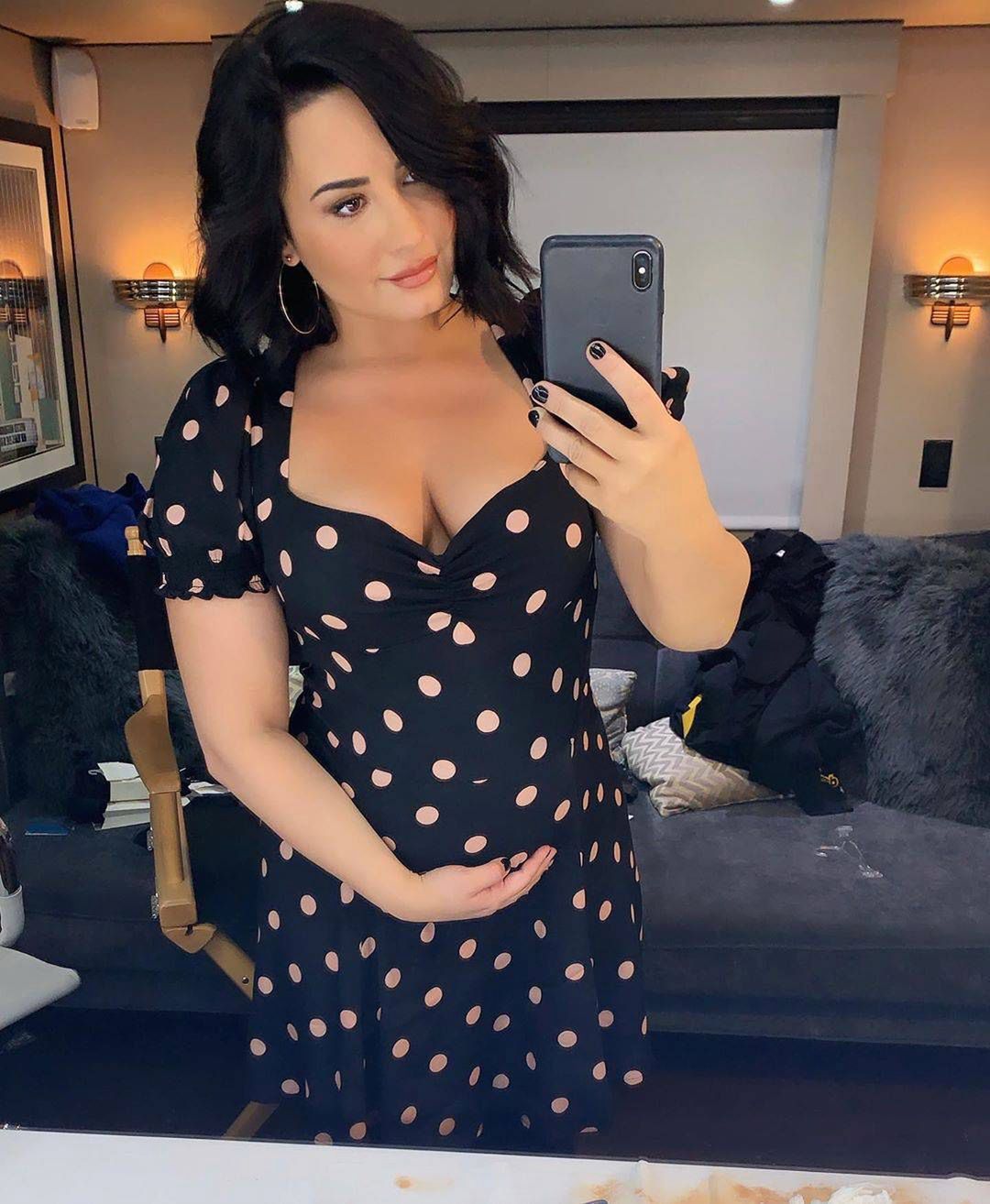 Demi Lovato z zaokrąglonym brzuchem