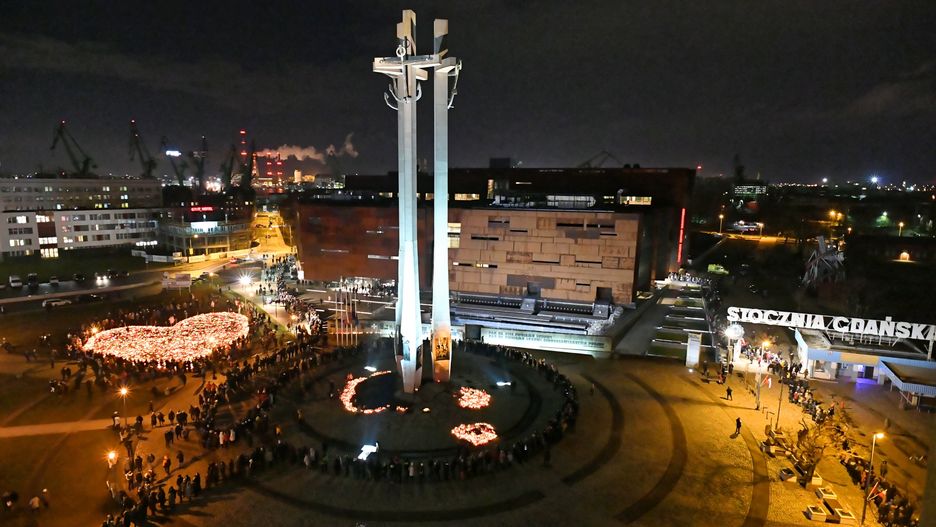 Po wystawieniu trumny z ciałem tragicznie zmarłego prezydenta Gdańska Pawła Adamowicze ludzie czekali w kolejkach, by pożegnać się z włodarzem miasta