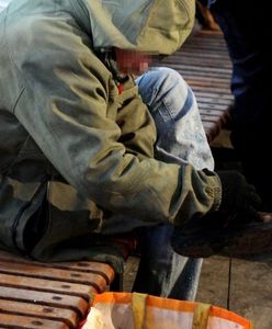 Bezdomny zobaczył auto z uchyloną szybą i cenną torbą w środku. Pomógł sobie i innym potrzebującym