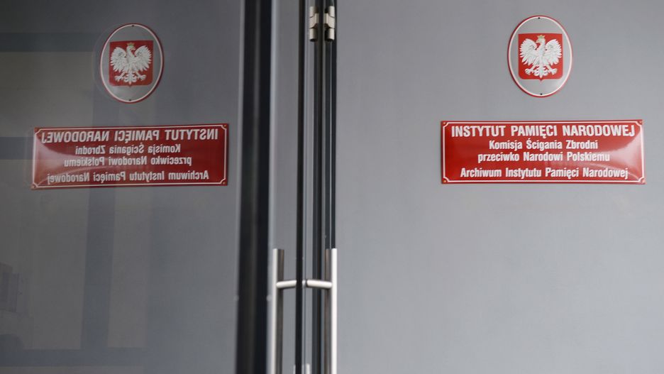 22 lipca 2016 roku prezesem IPN jest Jarosław Szarek